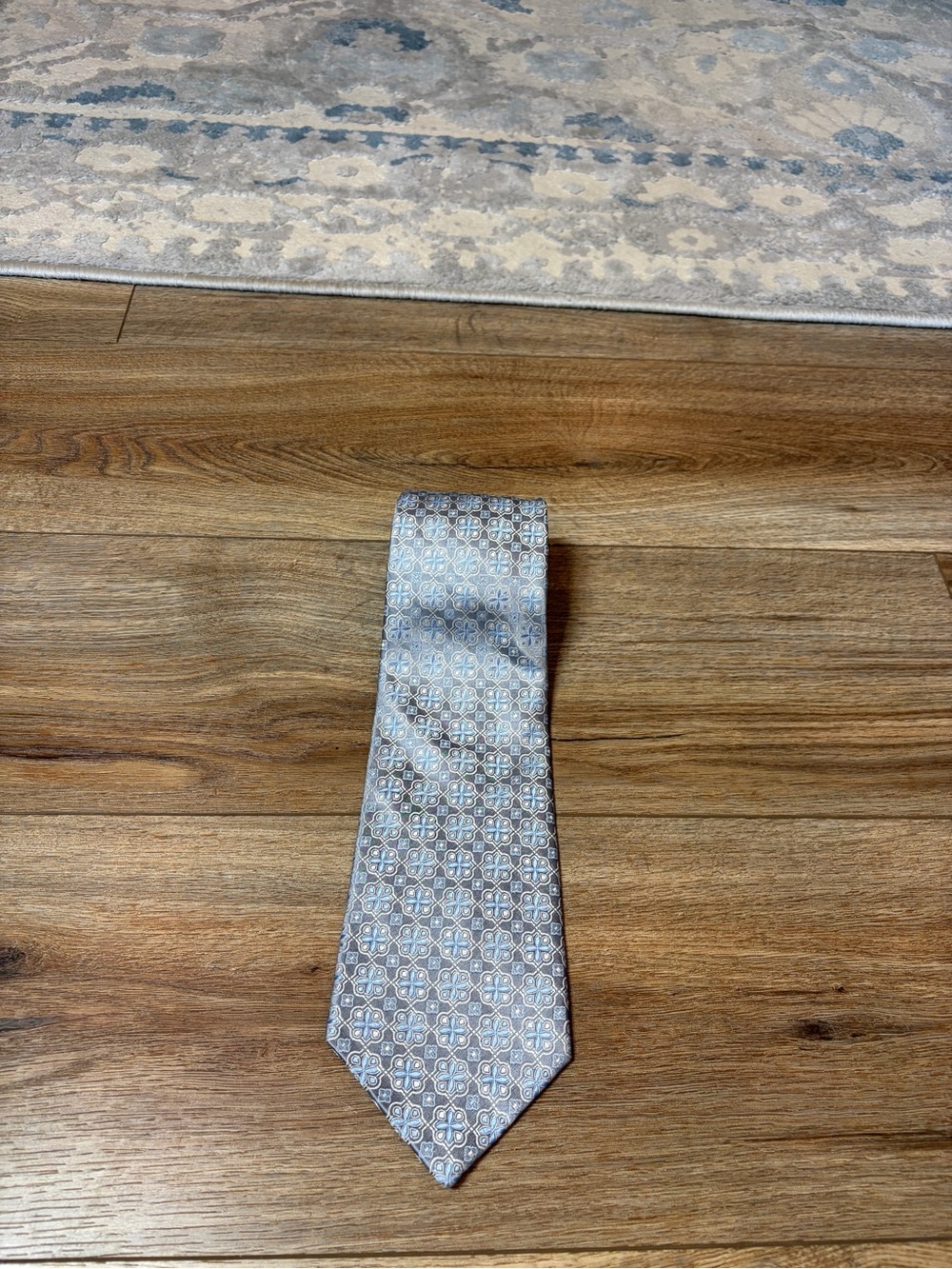Paul Dione necktie grey and light blue geometric medallion pattern 100% Silk